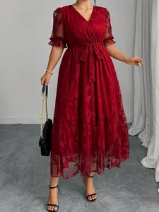 Elegantes rotes Spitzenkleid mit V-Ausschnitt, Schmetterlingsstickerei und Taillenband
