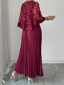 Elegante bordeauxrode geplooide maxi-jurk met 3D gebloemde mesh-cape, achterkant