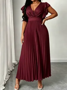 Elegante abito lungo a pieghe bordeaux con scollo a V e maniche a volant fluide per donna