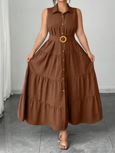 Elegante abito lungo marrone senza maniche con colletto a polo e cintura in vita