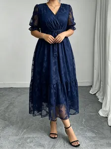 Elegantes dunkelblaues Midi-Spitzenkleid mit V-Ausschnitt und kurzen Rüschenärmeln für Damen