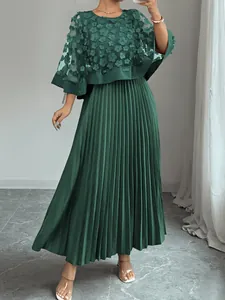 Elegante donkergroene maxi-jurk met mesh cape, 3D bloemapplicaties en een plooirok.