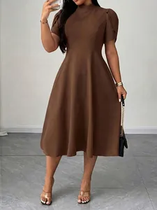 Elegante abito midi marrone a collo alto con maniche corte a volant per l'estate