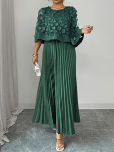 Elegante donkergroene midi-jurk met mesh cape en gedetailleerde bloemenapplicatie accenten