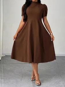 Elegante abito marrone a maniche corte con collo a lupetto, lunghezza al ginocchio e linea ad A.