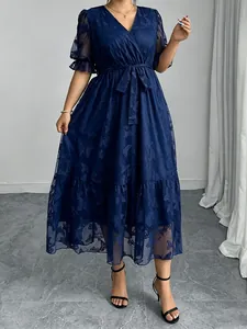 Elegantes marineblaues Midi-Spitzenkleid mit V-Ausschnitt, Schmetterlingsmuster und Rüschen