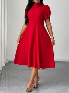 Elegante abito rosso taglie forti al ginocchio con collo a lupetto e maniche corte.