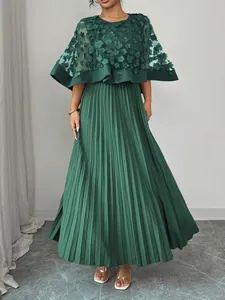 Elegante donkergroene geplooide maxi-jurk met een gebloemde mesh-capelet