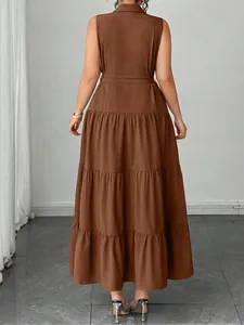 Vista posteriore di un abito lungo marrone smanicato con colletto Polo e gonna a balze.
