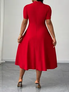 Vista posteriore di un elegante abito rosso a maniche corte con collo a lupetto chic