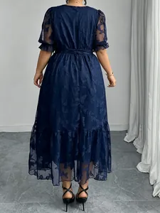 Rückansicht eines dunkelblauen Plus-Size-Spitzenkleides mit Schmetterlingsmuster.