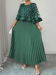 Elegante donkergroene geplooide maxi-jurk met een gedetailleerde 3D-bloemen mesh cape