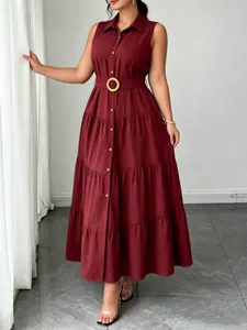 Vista dettagliata di un abito midi senza maniche bordeaux con colletto polo e cintura.