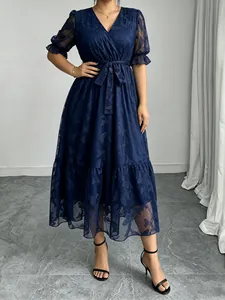 Elegantes dunkelblaues Spitzen-Midikleid mit V-Ausschnitt und Schmetterlingsmuster