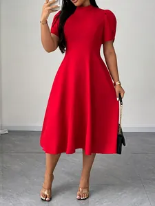Elegante abito rosso al ginocchio con collo alto e maniche corte ideale per l'estate