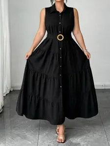 Elegante abito lungo senza maniche nero con colletto polo e cintura in vita abbinata.