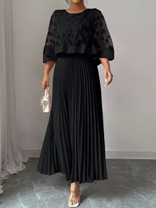 Elegante zwarte mesh cape jurk met bloemapplicaties en een lange geplooide rok voor dames