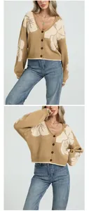 Vue détaillée d'un gilet en maille jacquard pour femme avec motifs floraux et boutons