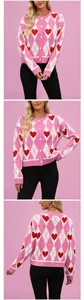 Gilet doux pour femme rose à motifs losanges et cœurs rouges avec fermeture boutonnée chic