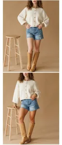 Stijlvol wit gebreid damesvest met losse pasvorm en bruine contrastdetails trendy look