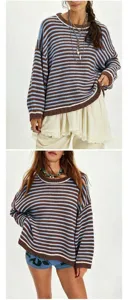 Detailopname van de textuur van de oversized bruin en blauw gestreepte gebreide trui