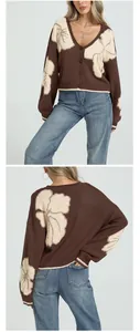 Vue détaillée de l'avant et de l'arrière du cardigan marron avec jacquard floral et boutons