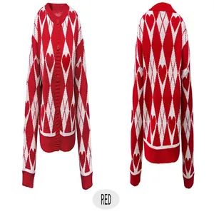 Vues détaillées avant et arrière d'un cardigan en maille à cœurs rouge et blanc.
