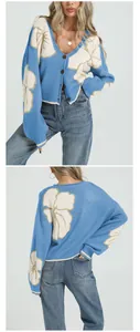 Vues détaillées avant et arrière d'un gilet en tricot à fleurs bleues et blanches