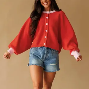Oversized rood gebreid damesvest met roze contrastdetails en witte knopen