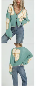 Gilet en maille sarcelle pour femme avec jacquard floral et boutons, vue détaillée