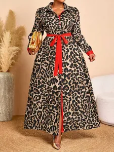 Vista completa de un elegante vestido largo con estampado de leopardo y cinturón rojo