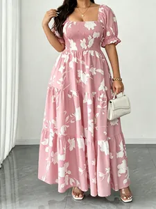 Vista dettagliata del vestito lungo rosa a fiori con scollo quadrato e bustino smock