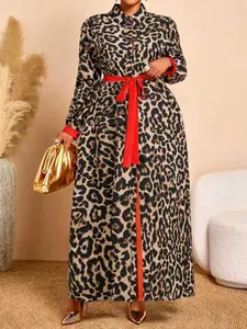 Elegante vestido largo con estampado de leopardo, cinturón rojo y cuello polo
