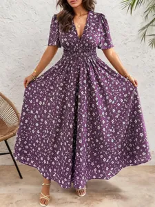 Böhmisches lila Maxikleid mit Blumenmuster, V-Ausschnitt und gesmokter Taille