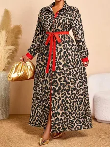 Elegante vestido largo con estampado de leopardo, cuello polo rojo y detalles de cinturón rojo