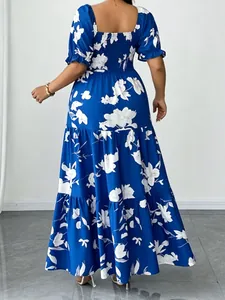 Vista posteriore di un elegante maxi abito floreale blu con vita arricciata e balze