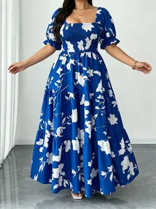 Dettaglio dell'abito midi blu a fiori taglie forti con scollo quadrato e balze