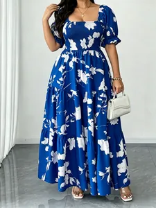 Dettaglio di un abito lungo blu a fiori con scollo quadrato e gonna a balze a più livelli