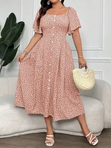 Elegante abito midi a fiori con scollo quadrato, bottoni decorativi e una vita aderente
