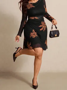 Elegant plus size floral print midi dress with long sleeves and crew neck design