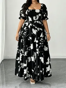 Elegante abito lungo floreale taglie forti con scollo quadrato e maniche a sbuffo