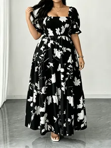 Abito lungo taglie forti a fiori bianco e nero con scollo quadrato e gonna a balze.