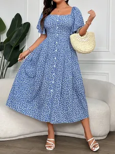 Elegante abito midi a fiori blu con scollo quadrato e bottoni, ideale per l'estate.