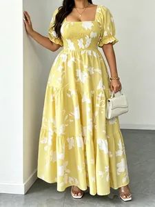 Dettaglio vestito lungo giallo a fiori con scollo quadrato e gonna a balze elegante