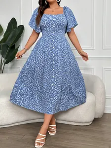 Vista completa dell'abito midi floreale blu taglie forti con scollo quadrato elegante