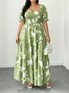 Elegante abito lungo a fiori verdi con scollo quadrato e dettaglio in vita a punto smock
