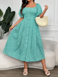 Elegante abito midi verde con scollo quadrato, stampa floreale bianca e bottoni frontali.