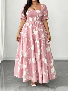 Elegante abito midi rosa a fiori con scollo quadrato e gonna a balze per l'estate