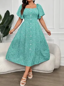 Elegante abito midi floreale color verde acqua con scollo quadrato e bottoni fini