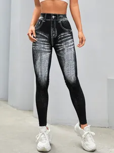 Hochtaillierte schwarze nahtlose Yoga-Hose in Jeans-Optik mit realistischen Waschungseffekten.